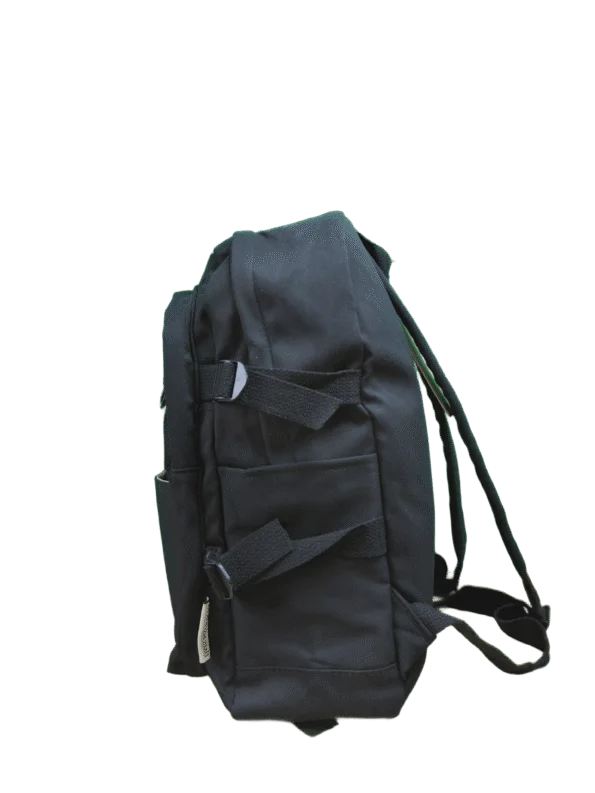 Mochila Impermeable Unisex con Estilo – Bolsillo Frontal en Malla Premium Mochila negra confeccionada en nylon Oxford impermeable y resistente. Ofrece comodidad con correas acolchadas y respaldo ergonómico, además de múltiples bolsillos organizadores que mantienen libros y útiles siempre al alcance. - Imagen 2